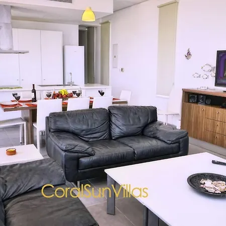 Blue - Front Spectacular Sleeps 10 ارغاكه