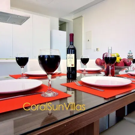 Blue - Front Spectacular Sleeps 10 Vilă