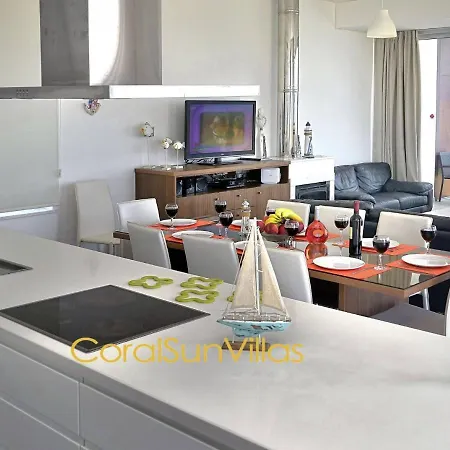 Blue - Front Spectacular Sleeps 10 Vilă Argaka