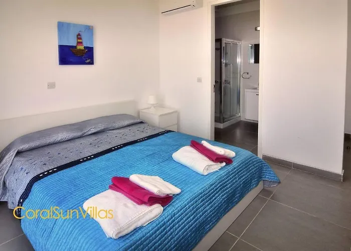 Blue - Front Spectacular Sleeps 10 Villa