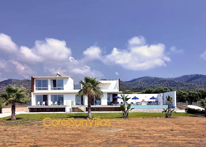 Blue - Front Spectacular Sleeps 10 Villa