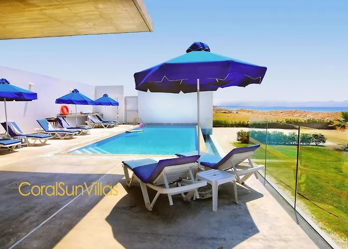 Blue - Front Spectacular Sleeps 10 Villa *