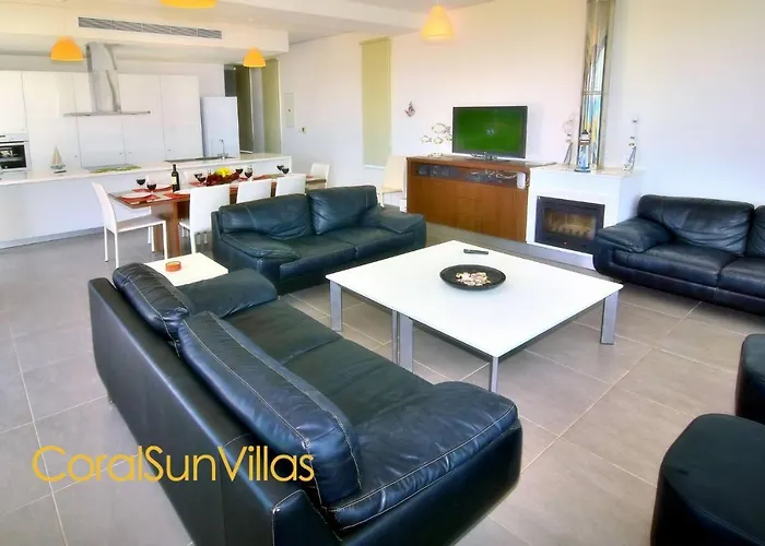 Blue - Front Spectacular Sleeps 10 Villa