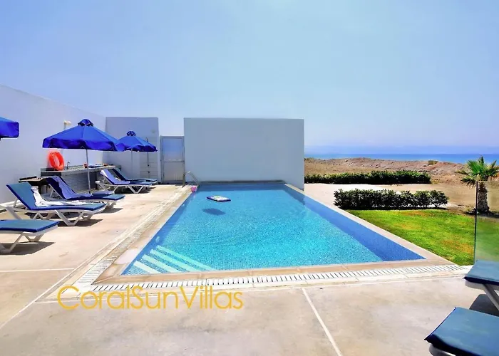 Blue - Front Spectacular Sleeps 10 Villa